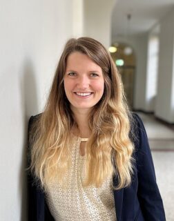 Zum Artikel "Eva Maria Hille wins the „Naturwissenschaft und Theologie“ Science Prize"