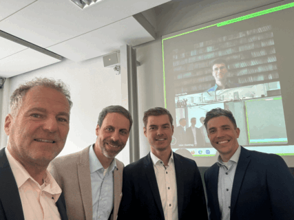 Zum Artikel "Congratulations to Julian on successfully defending his doctoral thesis"